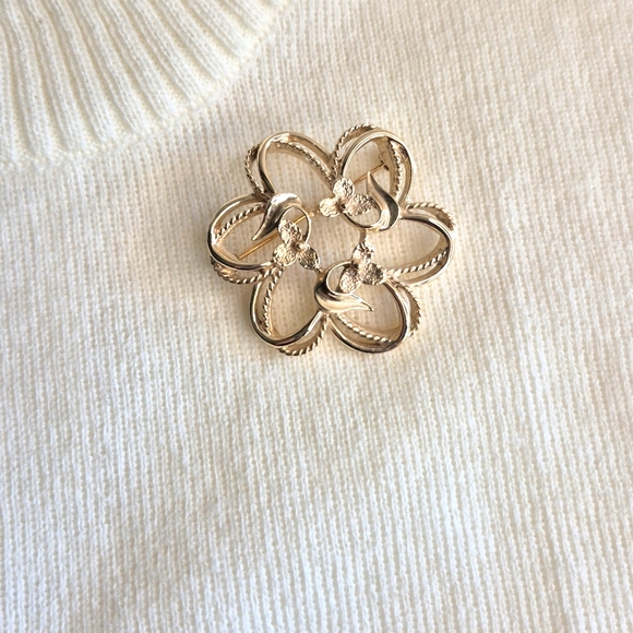 Retro pin, brooch.  Gold tone swirl. Vintage about 1974-75. - Picture 3 of 8